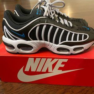 NIKE WOMEN 9 BLUE AND WHITE